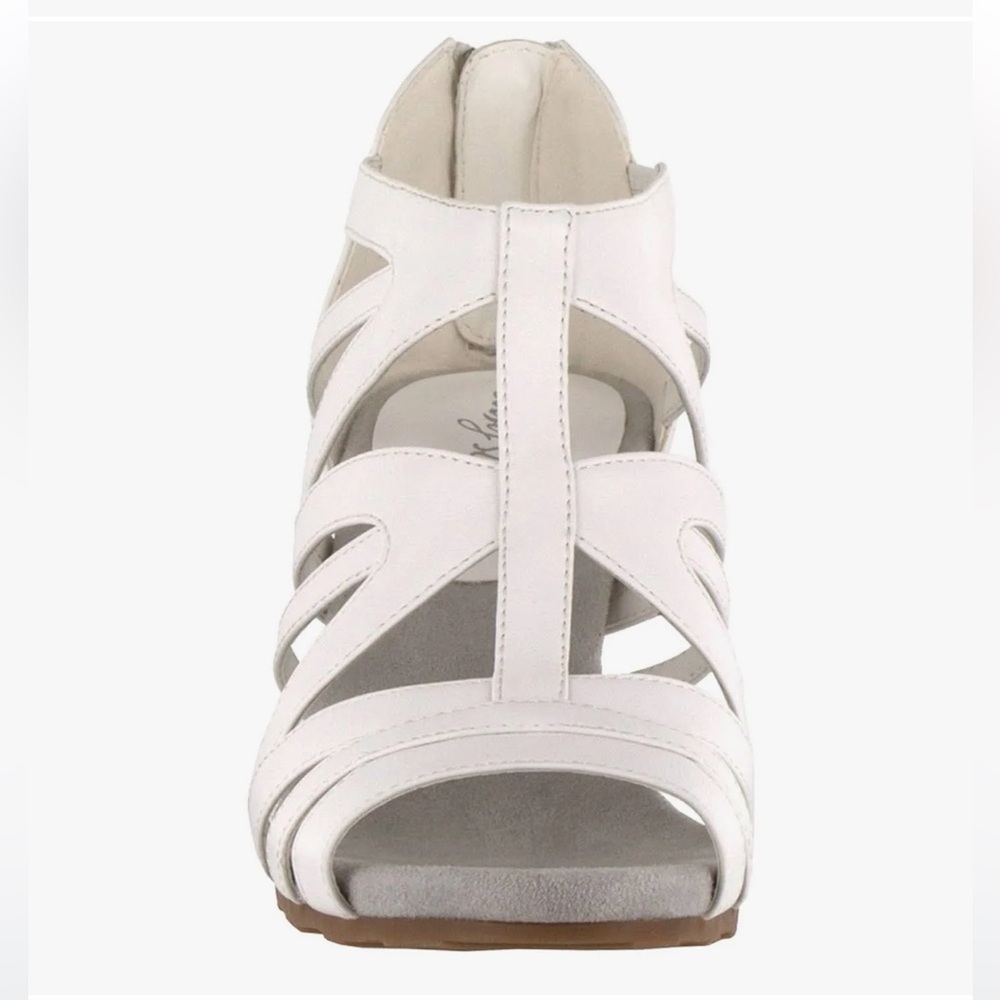 Easy Street Amaze White Stacked Strappy Heel Sandals - Sz 9.5M - New In Box